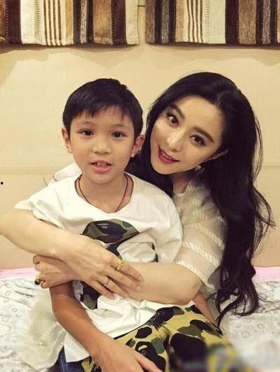 袁咏仪吃瓜儿子视频播放,萌态可掬引网友热议