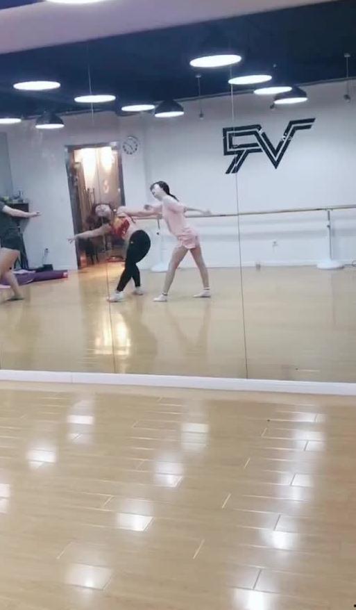 吃瓜跳舞比赛视频,欢乐竞技，舞动青春风采