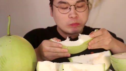 帅哥吃葫芦瓜的视频下载,帅哥挑战大口吃瓜，趣味横生引网友热议