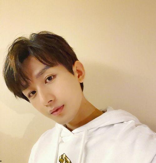 成毅剧组吃瓜视频播放,幕后故事引热议