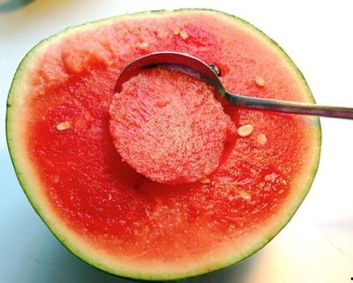 网红吃瓜勺子超大视频,惊呆网友！